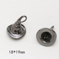 Vista macro di due ciondoli a forma di cappello da strega neri con misure 18x19mm - 7# Grande cappello da strega canna di fucile
