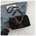 Detalle de bolso de pana negra con estampado de fresas y cadena de flores doradas - Negro