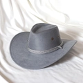 Klassischer grauer Cowboyhut aus Wildlederimitat mit Flechtband auf weißem Stoffgrund - M / Grau