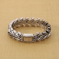 Pulsera de hombre en acero de titanio con textura de flecha y acabado plata antigua - Plata Antigua (KB118456-BDJX)