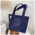 Dettaglio borsa in velluto a coste blu scuro con ricamo a coniglio e ciondolo a mucca - Borsa Singola / Blu