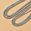 Primer plano de cuentas de hematita plateada en collares de capas con brillo metálico - Aproximadamente 350 piezas por hilo / 2# Disco Blanco K (4*1mm)