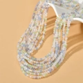 Makro-Detail von gemischten 3mm facettierten Glasperlen für DIY-Halsketten und Schmuck - Hellrosa