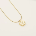 Collar de cadena de serpiente dorada con colgante de flor blanca y la letra B - Letra B