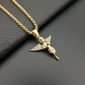 Colgante de ángel bañado en oro con circonitas sobre superficie de cuero negro - Solo colgante / Dorado