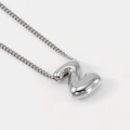 Colgante de letra Z burbuja de plata pulida en una cadena metálica elegante para mujer - Letra Y / Color Acero