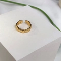 Bague ouverte dorée minimaliste avec motif matelassé classique sur socle blanc - Ouvert Réglable / Texture à Losanges / Doré