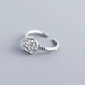 Détail macro d'une bague en argent S925 avec texture martelée irrégulière et surface ronde - Or Blanc