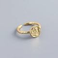 Vue détaillée de la texture dorée irrégulière et du relief sur la bague en argent S925 - Or