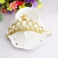 Detail von Baby-Kronen-Stirnband mit goldenem Glitzer und Strass auf weißer Keramik - Gold