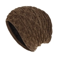 Détail d'un bonnet en tricot marron foncé avec doublure polaire pour le froid - Kaki et Café