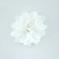Detailansicht einer weißen 5cm Stoffblume mit Mesh-Lagen für DIY Haarschmuck und Deko - Nr. 2 Weiß