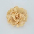 Makroansicht der 5 cm champagnerfarbenen Stoffblume mit zarter Spitzenstruktur - Nr. 4 Khaki