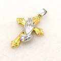 Détail du pendentif croix dorée avec mains en prière argentées en métal ciselé - Pendentif / Doré