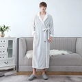 Ανδρικό γκρι μπουρνούζι coral fleece με λευκή κυψελωτή λεπτομέρεια και ζώνη στη μέση - M / Γκρι Λευκό (Άνδρας)