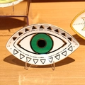Detalle de bandeja de cerámica para joyas con ojo verde, borde dorado y diseño geométrico - Ojo Verde / Espuma EPE + Caja