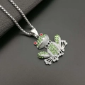 Colgante de rana hip-hop con cristales verdes y ojos rojos en cadena de plata de ley - Color Acero