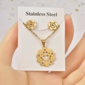 Détail macro de parure bijoux en acier inoxydable doré avec cœur sur carte blanche - Cœur avec Cercle / Doré