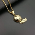 Collana con ciondolo a forma di calcio e scarpa dorati su sfondo nero testurizzato - Solo ciondolo dorato