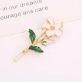 Vue détaillée de l'élégante pince à cheveux fleur blanche avec feuilles en émail vert - Pince à cheveux Magnolia / Blanc/Or/Vert