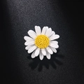 Spilla a margherita in smalto bianco con cuore giallo testurizzato su fondo scuro - Bianco