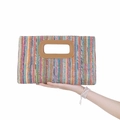 Bunte gestreifte Stroh-Clutch mit braunem PU-Griff zur Veranschaulichung der Größe - Bunt