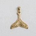 Macro-opname van gouden walvisstaart hanger met rasterpatroon in roestvrij staal - BK06-Gestructureerde Walvisstaart-Goud