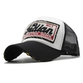 Retro Trucker Cap in Schwarz und Weiß mit Indian No.7 Skeleton Stickerei-Patch - Schwarz