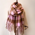 Dettaglio di sciarpa a quadri rosa e marrone tipo cashmere con frange lunghe - Caffè Rosa / 【caratteristiche Del Prodotto】questa Sciarpa Indossata Da Una Modella Presenta Un Motivo A Quadri Nei Toni Alternati Del Rosa E Del Marrone. Il Materiale Appare Morbido E Spesso Con Vistose Nappe Decorative.