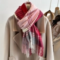 Detailaufnahme des rot-beigen Karoschals mit Fransen auf einem Wollmantel - 195x67cm / Rosa Beige Rot
