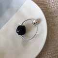 Bracelet jonc argenté élégant avec rose en cuir noir et perle en métal poli sur plateau - Élastique Rose Noire