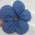 Detailansicht eines handgefertigten blauen Denim-Blumen-Haargummis für das Haarstyling - 3D Blume (Stoff/Denim) / Dunkelblau