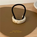 Élastique à cheveux avec anneau en résine marbre ivoire sur support en cuir brun - Style Étroit / Blanc Cassé