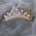 Squisita corona da principessa dorata con perle, cristalli e fiori su sfondo grigio - C-1# KC Oro - Stile Farfalla con Strass