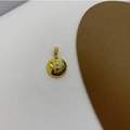 Dettaglio macro del ciondolo rotondo placcato oro 18K con lettera iniziale B in zirconi - Pendente Lettera B + Catena Universale
