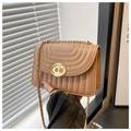 Détail du sac matelassé abricot avec fermoir rotatif doré en forme de nez de porc - Kaki