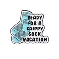 Spilla in smalto con calzini blu e slogan Ready For A Grippy Sock Vacation su sfondo bianco - Stile Slogan Calza Antiscivolo Azzurra (QHXZ1622)
