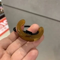 Détail de l'élastique à cheveux en acétate ambré avec bande élastique noire robuste - Marron
