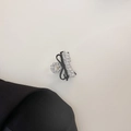 Détail d'une pince à cheveux en strass argentés avec un nœud en ruban noir élégant - Petite Pince à Cheveux (D-5217-4)