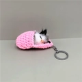 Detail van de roze gehaakte slaapzak met een realistische pluche katten-sleutelhanger - Roze