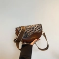 Bolso de montura media luna marrón con estampado de leopardo y correa ancha - Leopardo Marrón