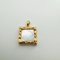 Colgante cuadrado chapado en oro de 18K con incrustación de nácar blanco y metal martillado - Cuadrado Nácar Blanco / Dorado