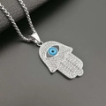 Collar mano de Fátima de acero de titanio con ojo azul y diamantes en fondo negro - Solo colgante plateado
