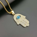 Collar mano de Fátima dorado con ojo azul y cristales en una cadena de eslabones finos - Solo colgante dorado