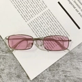 Detalle macro de gafas de sol de metal plateado con lentes rosas y almohadillas - Montura de Plata Lente Rosa