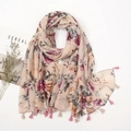 Detailansicht eines böhmischen Blumenschals mit weichen rosa Fransen an den Kanten - Beige Blumig (XB078)
