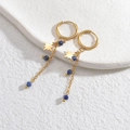 Detail von 14K vergoldeten Edelstahl-Ohrringen mit Sternanhängern und blauen Perlen - Blau