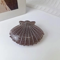 Detalle de pinza para el pelo en forma de concha marrón con purpurina y pedrería - Marrón