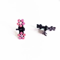 Zwei kleine schwarze Haarklammern mit rosa Strass-Blumendesign auf weißem Hintergrund - Rosa