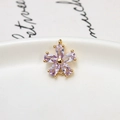 Vue macro d'un pendentif fleur en zircon violet avec placage d'or sur céramique - Mauve Clair
